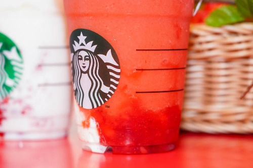 スタバ“本物以上のイチゴ感”を楽しむ苺づくしのフラペチーノ - 赤＆白の2種で再登場コピー