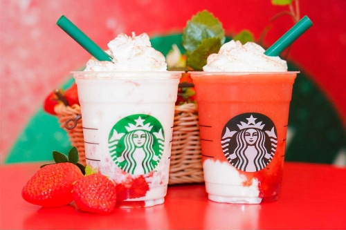 スタバ“本物以上のイチゴ感”を楽しむ苺づくしのフラペチーノ - 赤＆白の2種で再登場