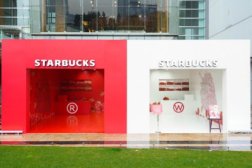 スタバ“本物以上のイチゴ感”を楽しむ苺づくしのフラペチーノ - 赤＆白の2種で再登場コピー