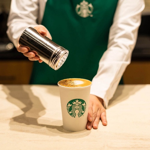スタバの新作メニュー「ダブルショット カラメル ラテ」社内コンペ優勝バリスタが考案コピー スタバの新作メニュー「ダブルショット カラメル ラテ」社内コンペ優勝バリスタが考案コピー