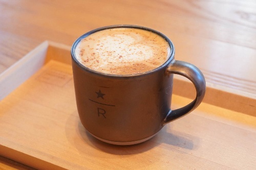 「スターバックス リザーブ ロースタリー 東京」バタースコッチティーラテや“雪舞う”カクテルなど新作コピー 「スターバックス リザーブ ロースタリー 東京」バタースコッチティーラテや“雪舞う”カクテルなど新作コピー
