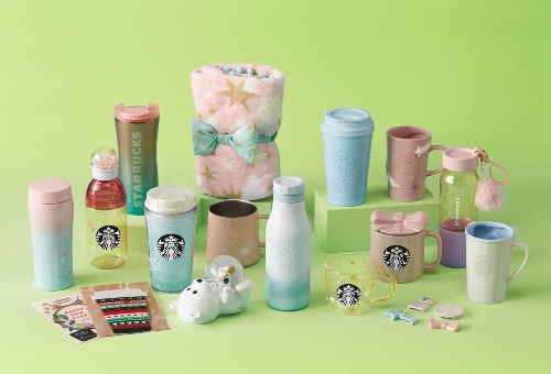 スターバックスのクリスマス限定グッズ - 雪モチーフのボトルやスノードームを抱えたベアリスタコピー