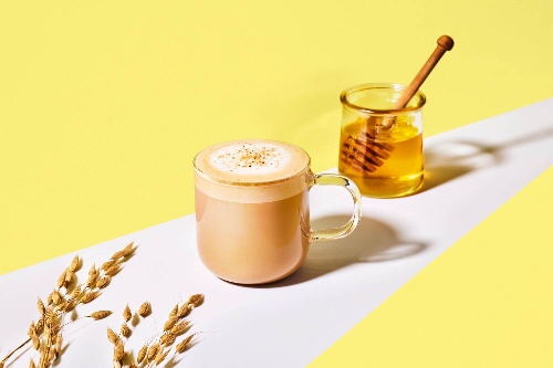 スターバックス「バナナンアーモンドミルク フラペチーノ」初の“アーモンドミルクホイップ”トッピングコピー