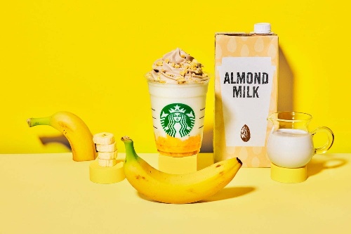 スターバックス「バナナンアーモンドミルク フラペチーノ」初の“アーモンドミルクホイップ”トッピング