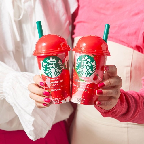 スターバックス、チルドカップ“最大量”のストロベリー果肉×ミルクドリンクを全国ファミマでコピー スターバックス、チルドカップ“最大量”のストロベリー果肉×ミルクドリンクを全国ファミマでコピー