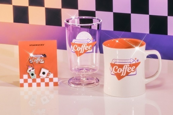 スターバックスから“レトロアメリカン”テーマの新作グッズ、レトロポップな脚付きグラスやマグコピー スターバックスから“レトロアメリカン”テーマの新作グッズ、レトロポップな脚付きグラスやマグコピー