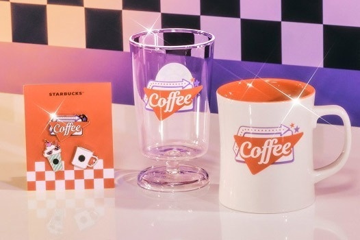 スターバックスから“レトロアメリカン”テーマの新作グッズ、レトロポップな脚付きグラスやマグ