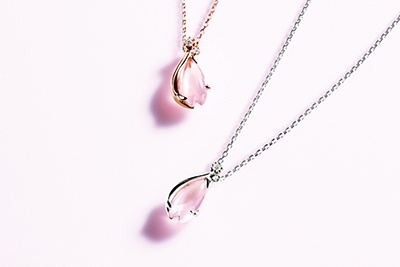 スタージュエリーから、桜をモチーフにした春限定ネックレス＆ブレスレット