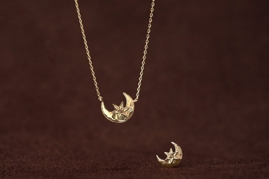 スタージュエリー ガール「ブラウンダイヤモンド」輝く秋色ジュエリー、月と星が1つになったネックレス