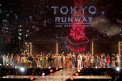東京ランウェイのフィナーレを飾るジルスチュアート、ロベルト カヴァリに日本のトップモデル達が大集合