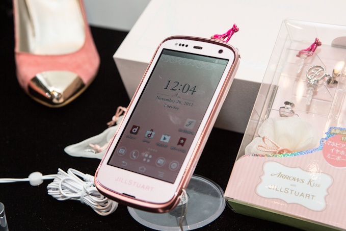 ジルスチュアートがdocomoのスマホに - ARROWSの新モデル、CMはEXILEのTAKAHIROらが出演コピー