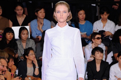 深い感覚を呼び覚ます、ピュアでクリーンな女性の強さを表現-ジル・サンダー(JIL SANDER)、2012年春夏コレクション