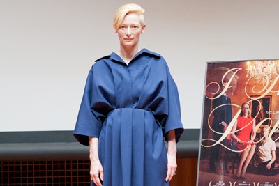ジル・サンダーを身に纏ったティルダ・スウィントンがミラノを舞台に熱演