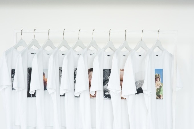 ジル・サンダー×マリオ・ソレンティのコラボTシャツ、世界遺産で撮影された写真をプリントコピー