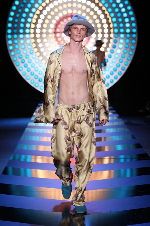 ロンドンポップアートシーン全盛期のスタイルが蘇る-ジョン ガリアーノ オム(JOHN GALLIANO HOMME)の2012年 春夏コレクションコピー