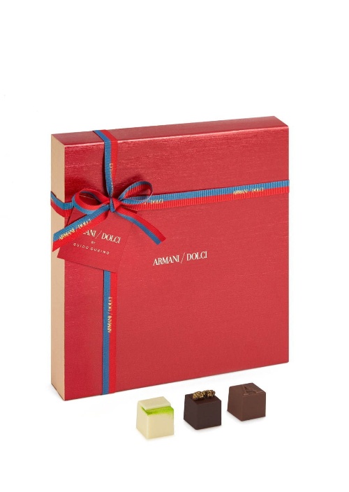 アルマーニ / ドルチのクリスマス限定クラシックケーキ＆プラリネBOX、赤シルクのボックスで登場コピー
