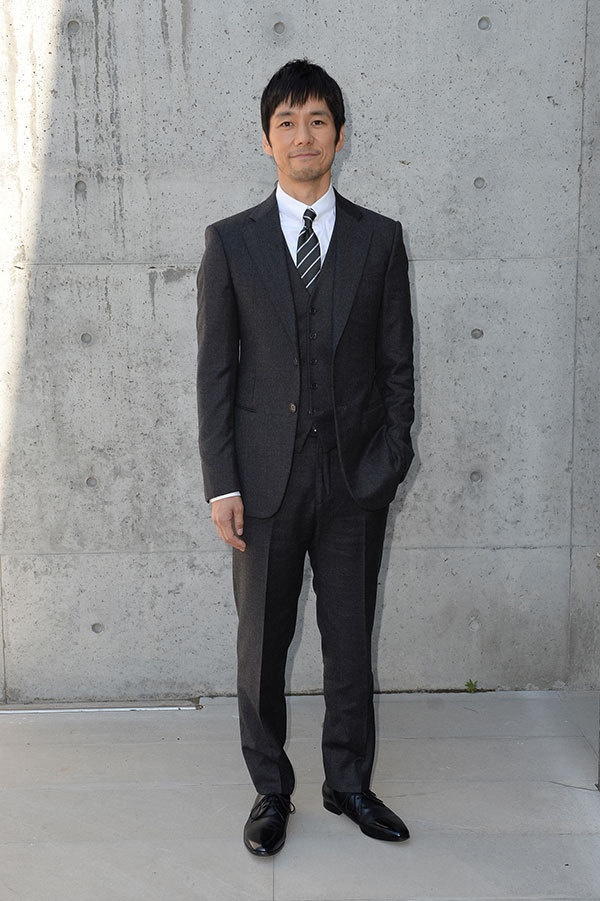 【インタビュー】俳優・西島秀俊、スーツを語る - アルマーニを通して感じる服と内面コピー