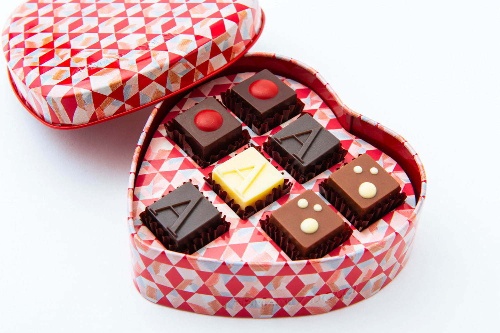 アルマーニ / ドルチのバレンタイン"ゆず＆ヘーゼルナッツ"チョコレート入りハート型ボックス