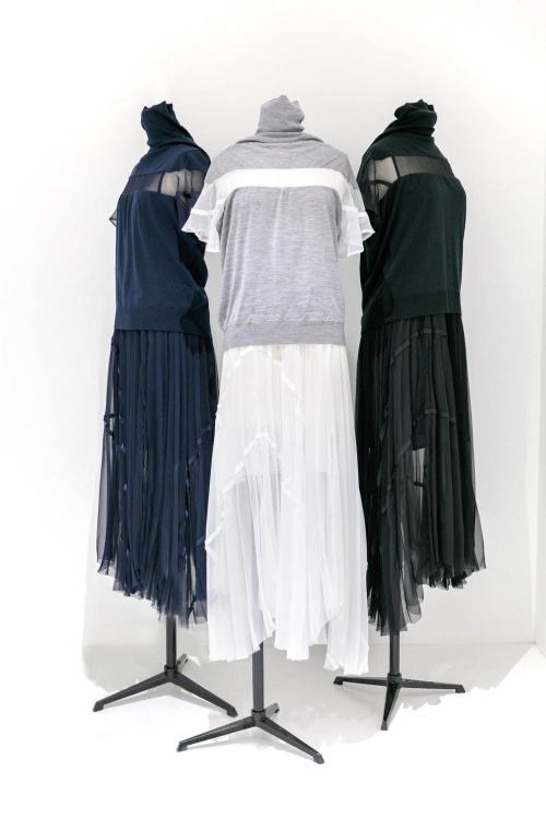 sacai×ジョン スメドレーのドレス&フーディー、ニットにシフォンやスウェットを組み合わせてコピー sacai×ジョン スメドレーのドレス&フーディー、ニットにシフォンやスウェットを組み合わせてコピー