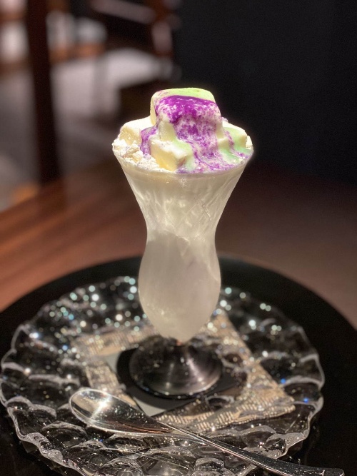 ジョウタロウ サイトウ カフェから“まっ白”な夏限定メロンパフェ、鮮やかフルーツソースをトッピングコピー