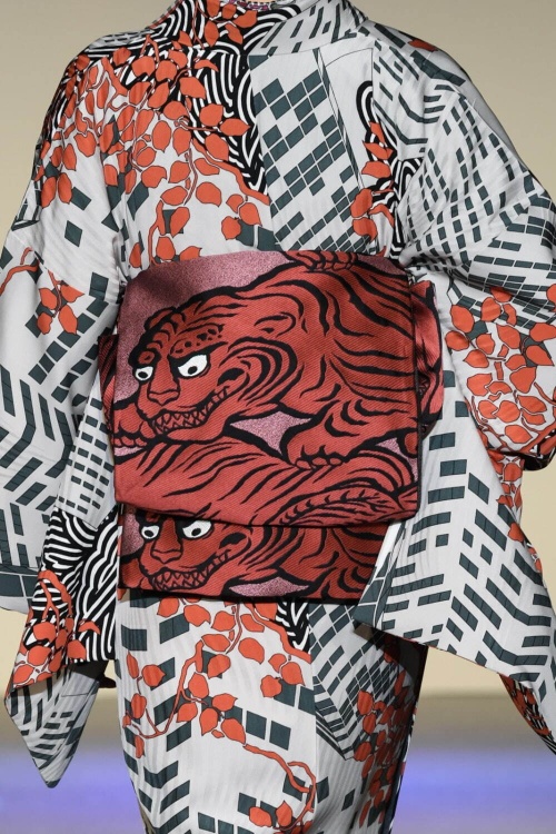 ジョウタロウ サイトウ 2021-22年秋冬コレクション - 虎が駆け巡る、ベージュの着物コピー ジョウタロウ サイトウ 2021-22年秋冬コレクション - 虎が駆け巡る、ベージュの着物コピー