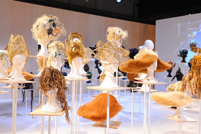シャネル、ジュンヤなど手掛けるヘアデザイナー加茂克也の世界に迫る展覧会「100 HEADPIECES」コピー