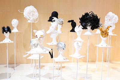 シャネル、ジュンヤなど手掛けるヘアデザイナー加茂克也の世界に迫る展覧会「100 HEADPIECES」