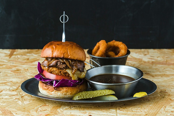 J.S. バーガーズカフェ、関西1号店を大阪・梅田にオープン - 串かつ風バーガーを限定発売コピー