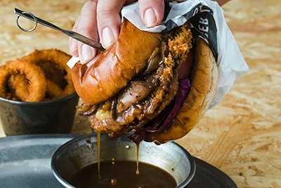 J.S. バーガーズカフェ、関西1号店を大阪・梅田にオープン - 串かつ風バーガーを限定発売