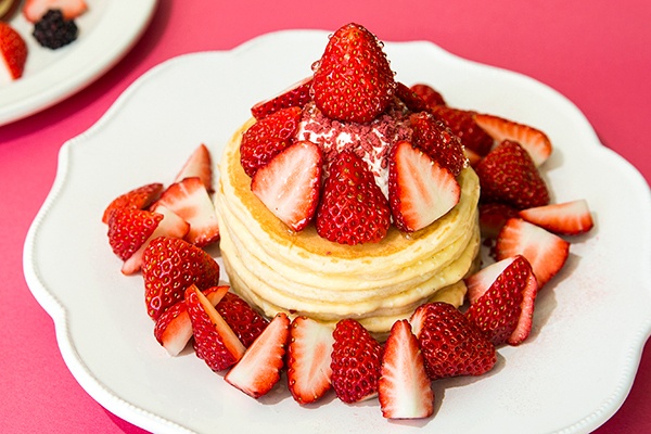 J.S. パンケーキカフェの“苺スイーツ”、苺パンケーキやあまおうパフェ - 先行試食会＆ブッフェも