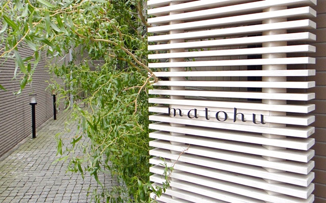  matohu(まとふ)表参道本店がオープン1周年、美術作家の深堀隆介を迎えて「天魚の羽衣」展開催コピー