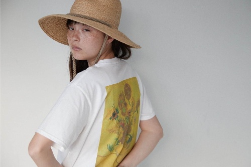 ジャーナル スタンダード“ゴッホの絵画”デザインTシャツ、名作『ひまわり』などをバックにプリント