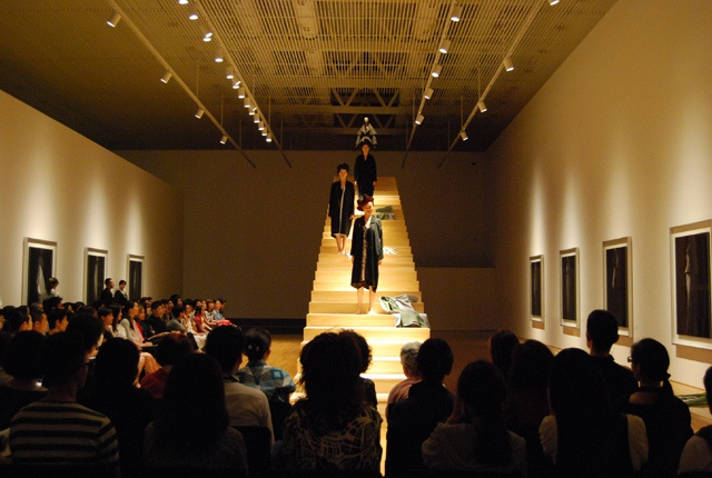「無地の美」がつくり出す深い表情をまとう - まとふ(matohu)、2011-2012年秋冬コレクションコピー