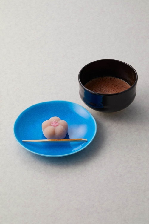 京菓子司 末富×ジャン＝ポール・エヴァンの和菓子、チョコレートを包んだ“桃色の花びら”コピー