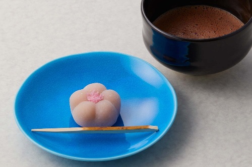 京菓子司 末富×ジャン＝ポール・エヴァンの和菓子、チョコレートを包んだ“桃色の花びら”
