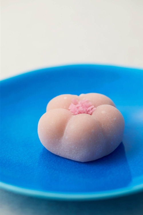 京菓子司 末富×ジャン＝ポール・エヴァンの和菓子、チョコレートを包んだ“桃色の花びら”コピー