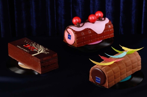 ジャン＝ポール・エヴァンのクリスマスケーキ、ショコラのイルミネーション＆カラフルな羽根を飾って