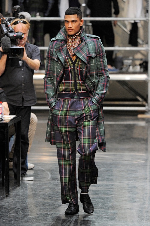 陽気なエレガンスをハイビスカスに託して ジャン ポール ゴルチエ(JEAN PAUL GAULTIER)、2012年春夏メンズコレクションコピー