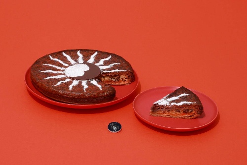 ジャン=ポール・エヴァン”太陽&月”モチーフの「ガレット デ ロワ」カカオ香るアーモンドクリームコピー ジャン=ポール・エヴァン”太陽&月”モチーフの「ガレット デ ロワ」カカオ香るアーモンドクリームコピー