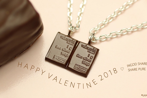 ジャムホームメイドから、“板チョコ”を2人で分けあう純銀ペアネックレス