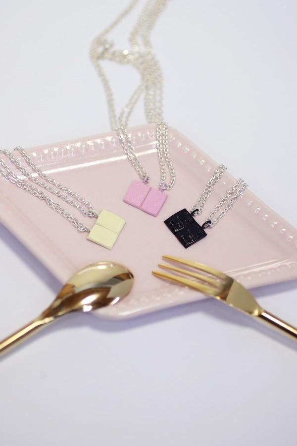 ジャムホームメイド、“割る”板チョコ風ペアジュエリー&チョコカラーのホテルキー型キーホルダーコピー ジャムホームメイド、“割る”板チョコ風ペアジュエリー&チョコカラーのホテルキー型キーホルダーコピー