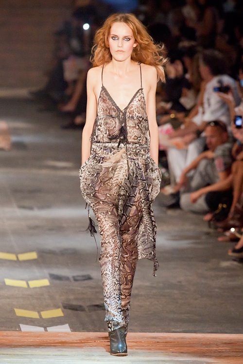 豊かな自然に舞い降りた少女を表現-ジャストカヴァリ(JUST cavalli)、2012年春夏コレクションコピー