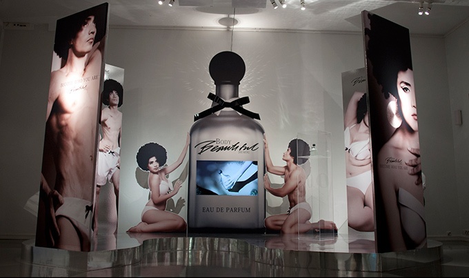 ファッションと社会問題がテーマの展覧会「Boutique!」、まとふやガガのシューズデザイナーも参加コピー