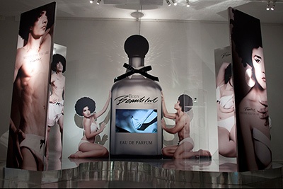 ファッションと社会問題がテーマの展覧会「Boutique!」、まとふやガガのシューズデザイナーも参加
