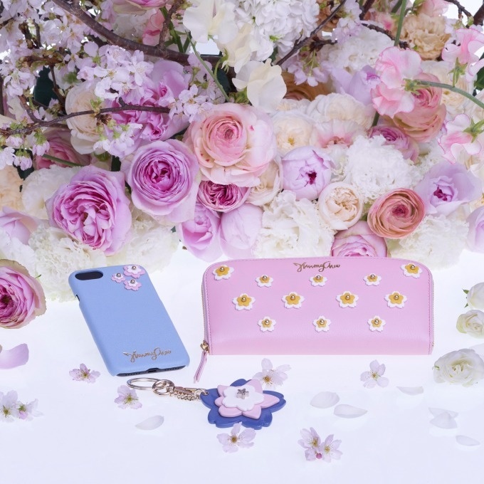 ジミー チュウ、桜モチーフの日本限定「フラワー ガーデン」初のスマホ ケースやウォレットなど革小物コピー