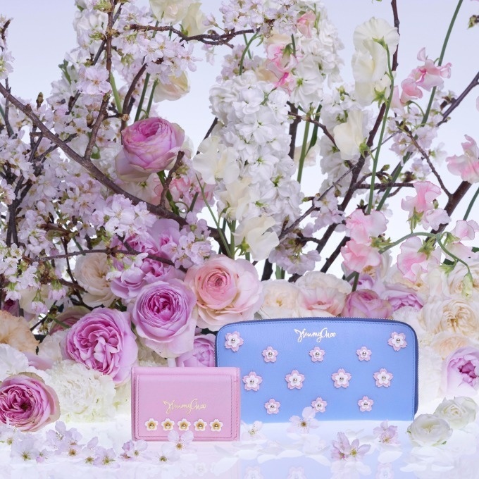 ジミー チュウ、桜モチーフの日本限定「フラワー ガーデン」初のスマホ ケースやウォレットなど革小物コピー