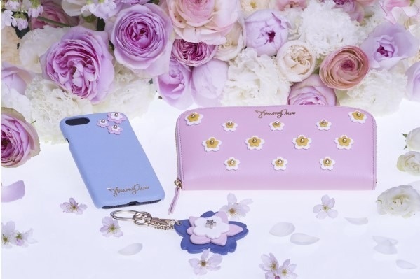 ジミー チュウ、桜モチーフの日本限定「フラワー ガーデン」初のスマホ ケースやウォレットなど革小物