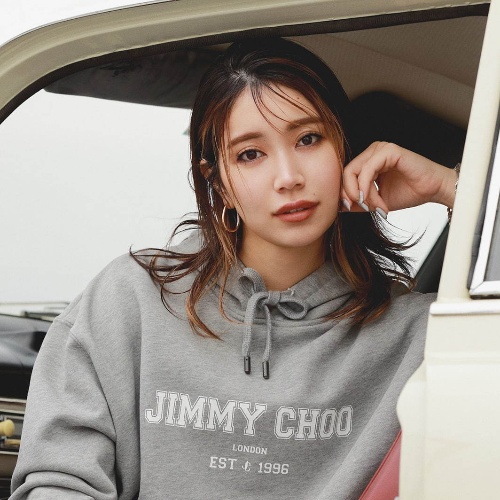 ジミー チュウ"カレッジフーディ&スウェット"がユニセックスで、ブランドロゴと創業年をプリントコピー ジミー チュウ"カレッジフーディ&スウェット"がユニセックスで、ブランドロゴと創業年をプリントコピー