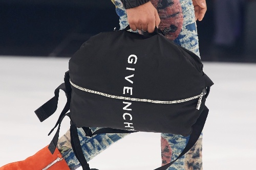 ジバンシィ新メンズバッグ「G ZIP」フロントに大胆ロゴ＆4Gエンブレム入りジップ