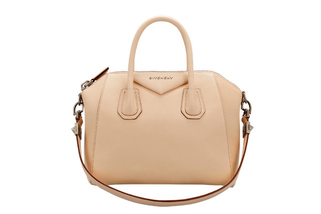 春のスタイルをランクアップさせる、Givenchy by Riccardo Tisciの人気のバッグコレクションが新色で登場コピー